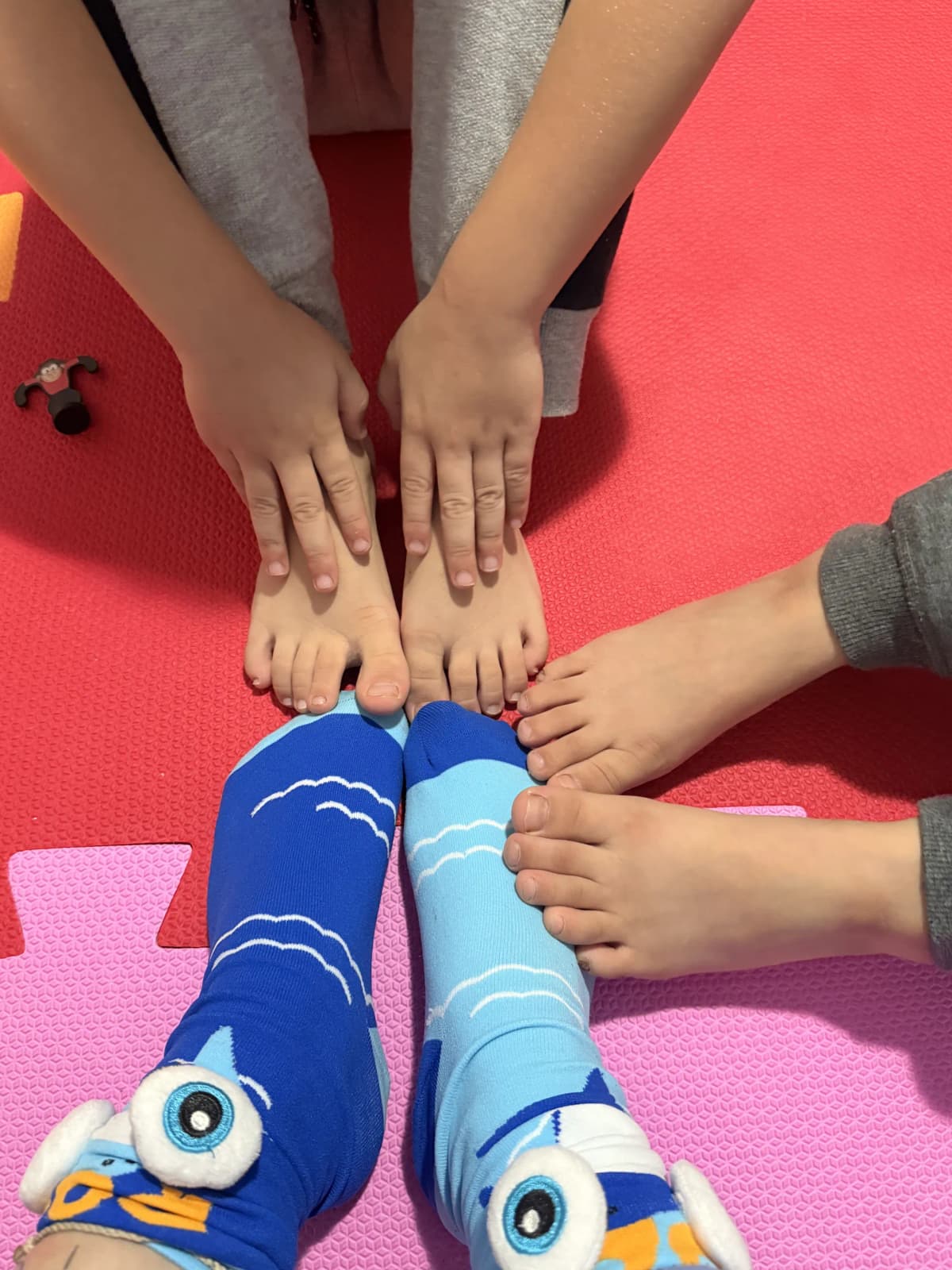 Pés de crianças - Acolhimento sempre