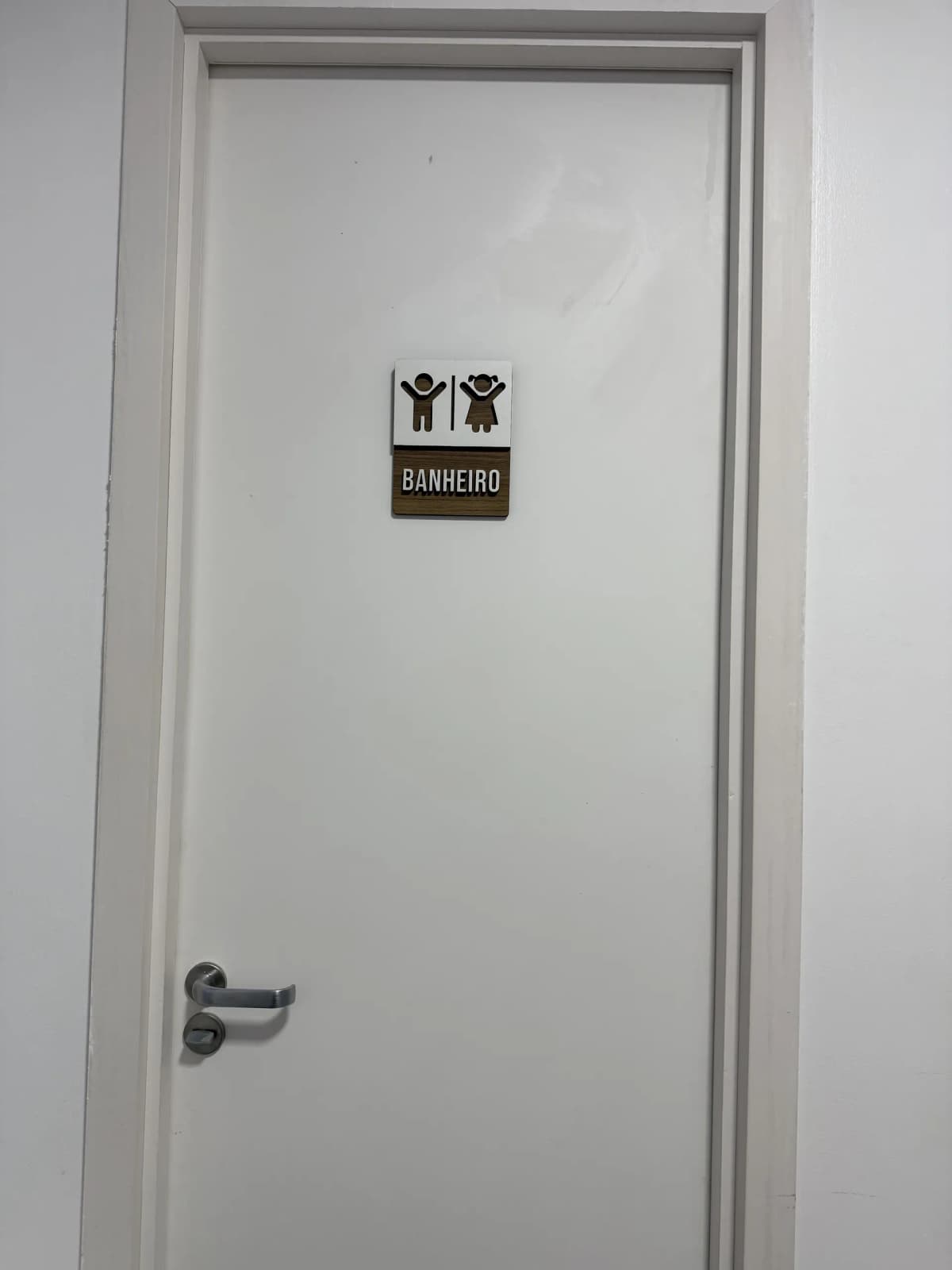 Porta do banheiro do consultório